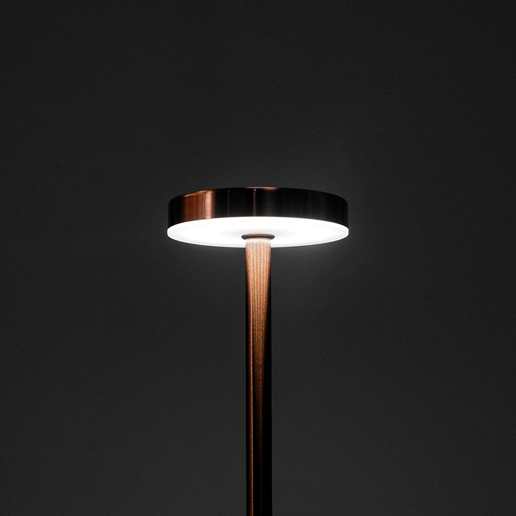 مصباح مكتب معدني لاسلكي بشكل I من كروني